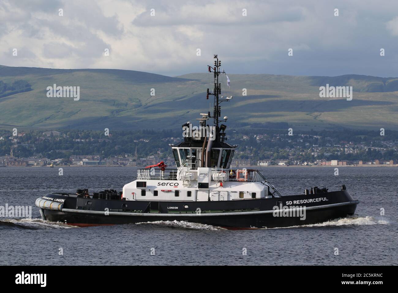 SD Resourceful, un rimorchiatore ATD di classe 2909 gestito da Serco Marine Services, passa dal porto dell'India orientale a Greenock. Foto Stock