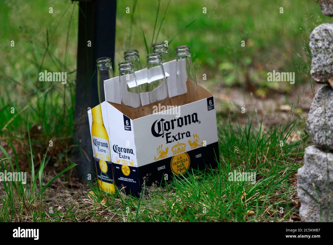 ein leeres Corona Bier Sixpack steht an einem Papierkorb im Stadtpark Görlitz; Foto Stock