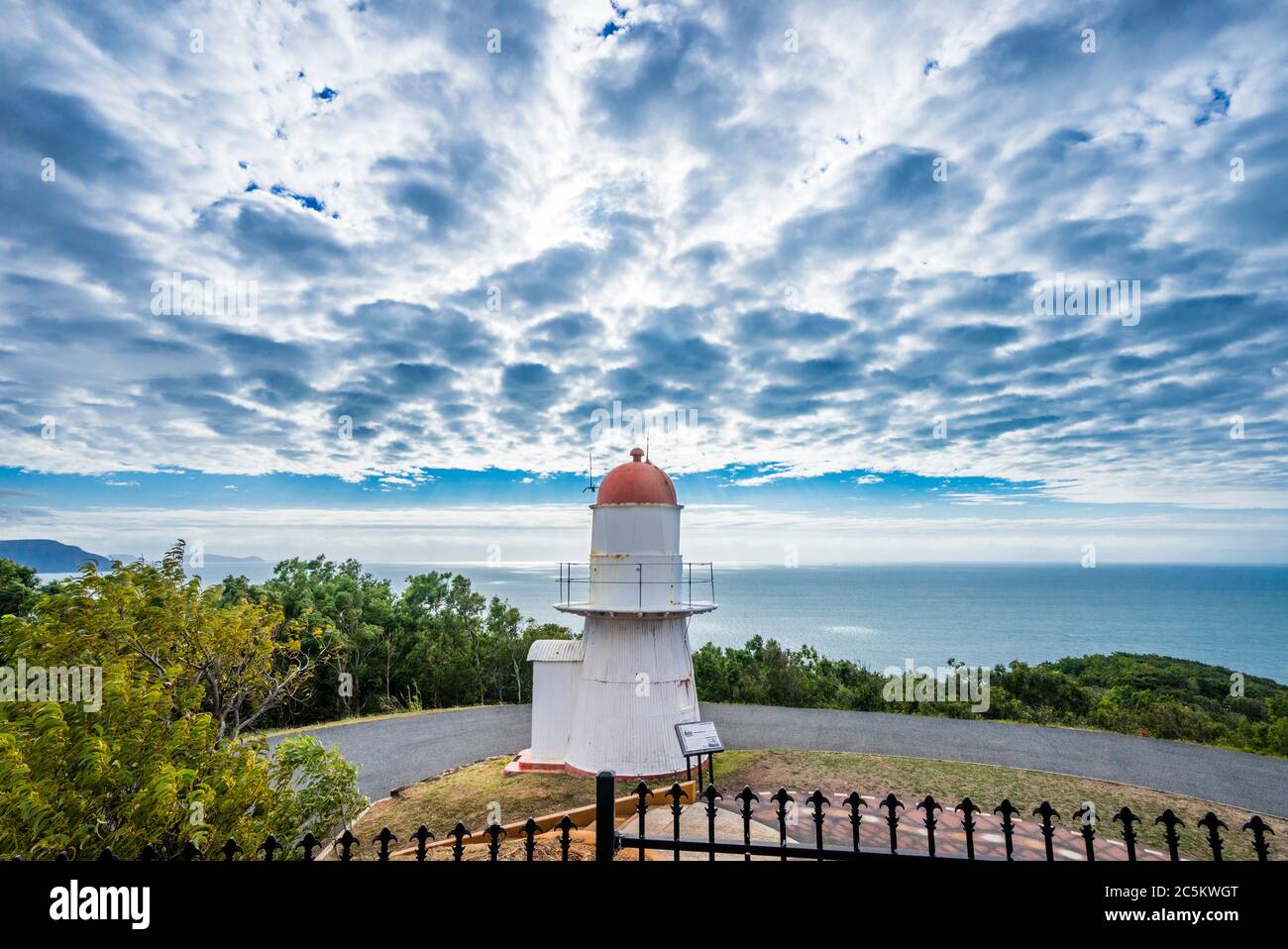 Grassy Hill Lighthouse at Cook's Lookout, Cooktown, affacciato sull'estuario del fiume Endeavour e sul Coral Sea, Cape York Penunsula, far North Queenslan Foto Stock