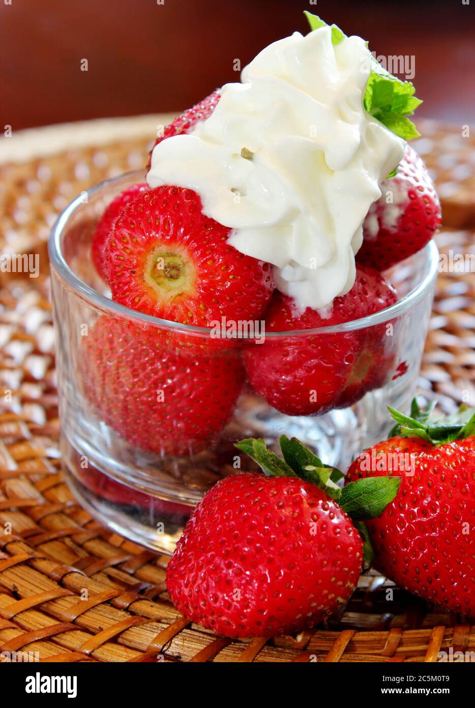 Ciotola di fragole fresche e guarnitura montata Foto Stock