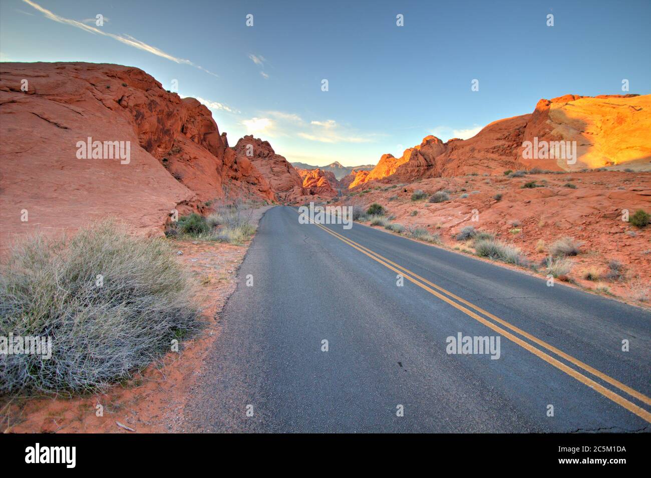 L'autostrada Nevada 169 è una strada panoramica dello stato del Nevada. L'autostrada a due corsie attraversa la Valle del fuoco e offre viste panoramiche sulle montagne e sul deserto. Foto Stock