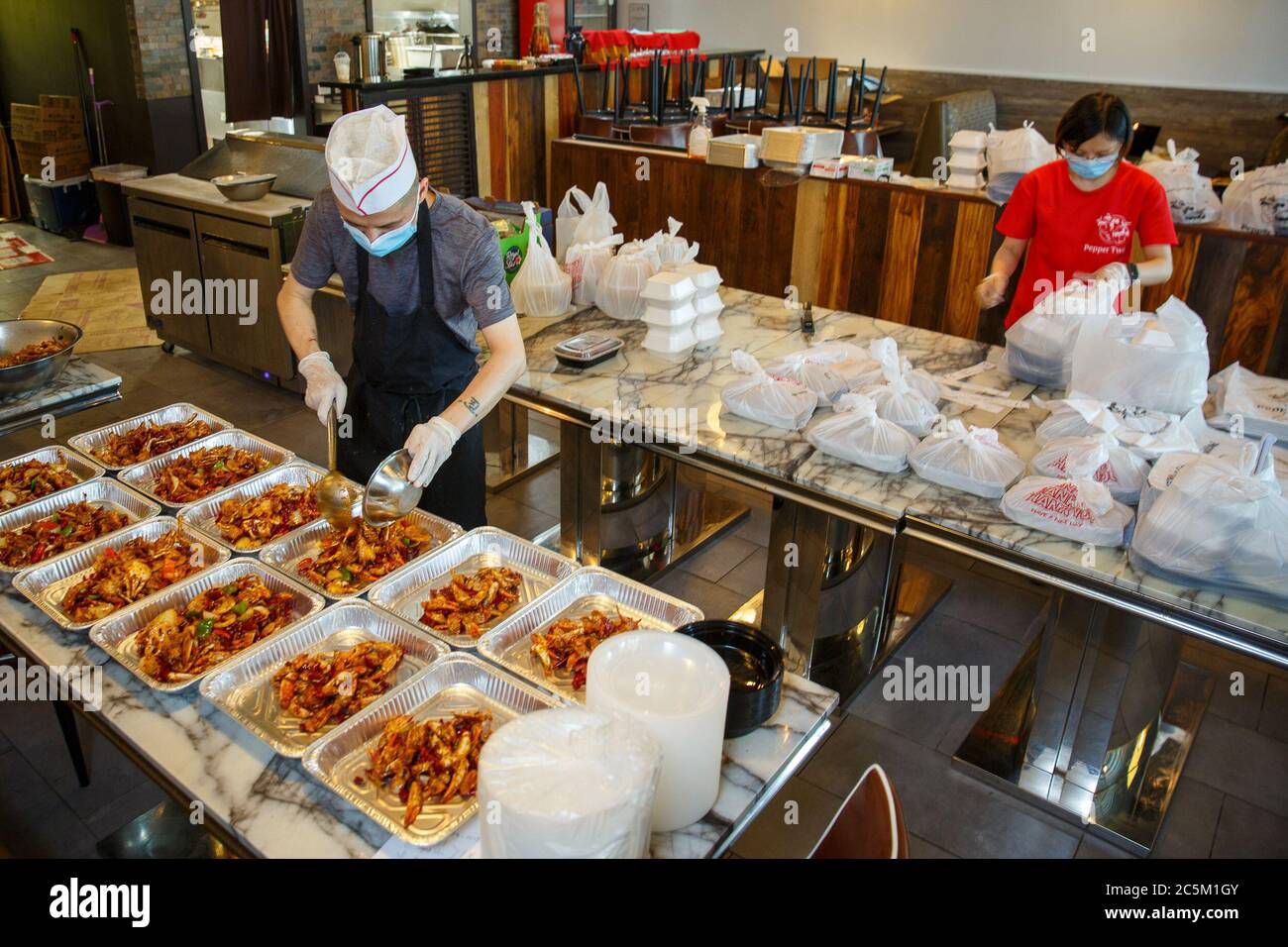 Houston, Stati Uniti. 2 luglio 2020. Uno chef che indossa una maschera facciale lavora in un ristorante cinese a Houston, Texas, Stati Uniti, il 2 luglio 2020. Lo stato del Texas degli Stati Uniti ha aggiunto più di 7,500 nuovi casi COVID-19 il venerdì, quando il mandato di maschera a livello statale è entrato in vigore. Credit: Lie ma/Xinhua/Alamy Live News Foto Stock