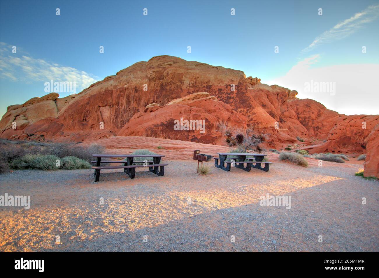 Picnic nel deserto. Area picnic presso il Valley of Fire state Park in Nevada circondata da splendide colline di roccia rossa. Foto Stock