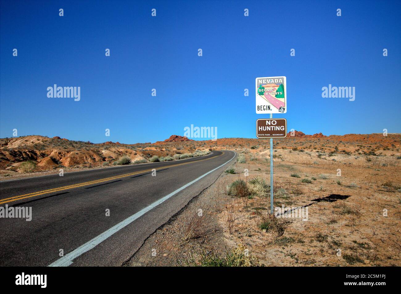 Cartello che indica la Nevada Highway 169 come strada panoramica statale. L'autostrada a due corsie attraversa la Valle del fuoco offrendo montagne panoramiche e deserto Foto Stock