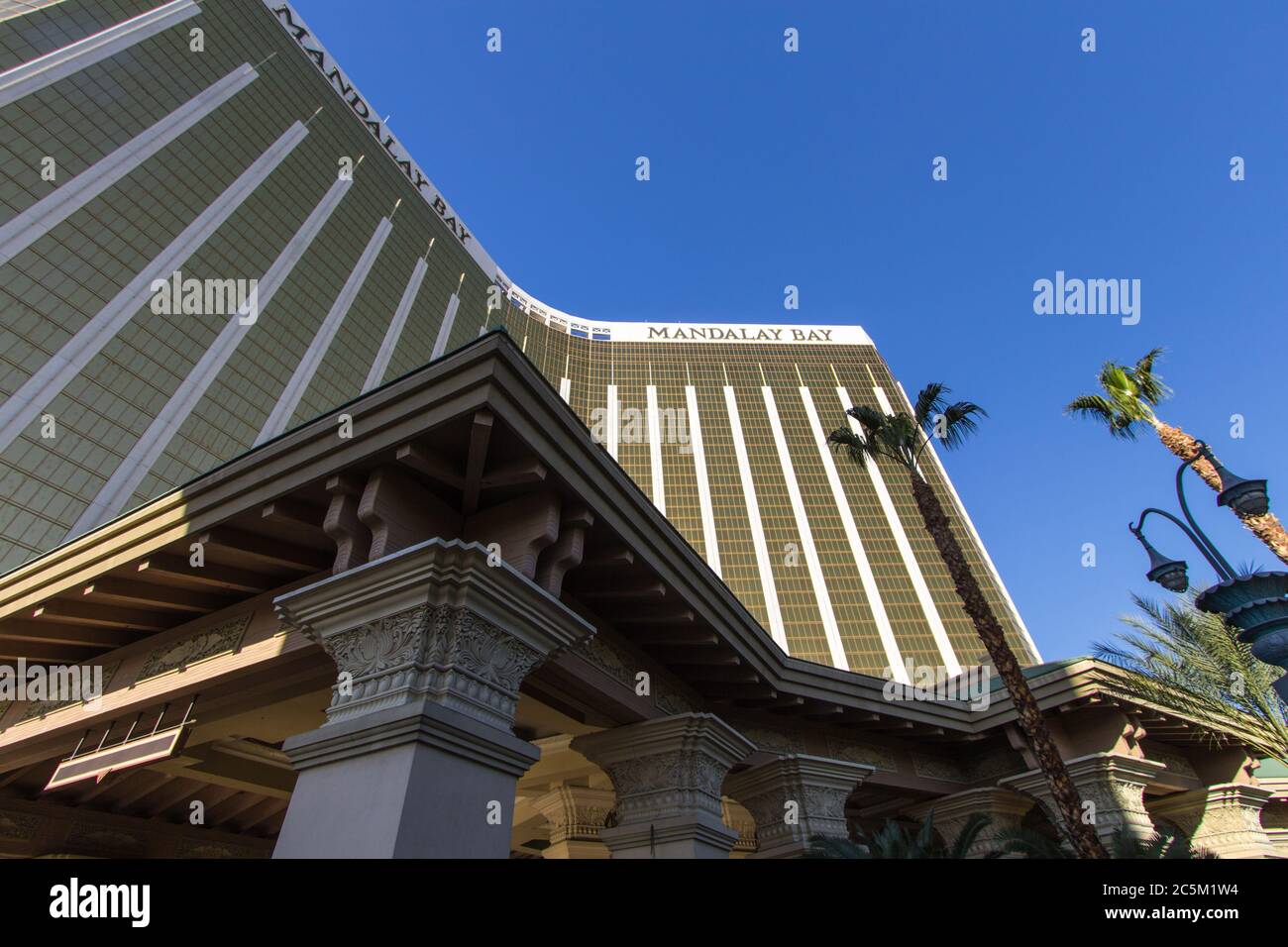 Las Vegas, Nevada, USA - 20 febbraio 2020: Esterno del Mandalay Bay Casino e resort sulla Las Vegas Strip. Foto Stock
