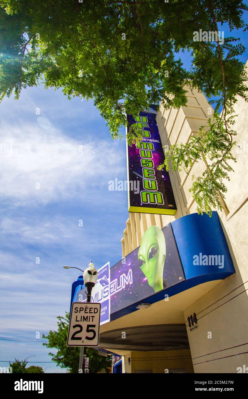 Roswell, New Mexico, Stati Uniti d'America - 28 Aprile 2019: esterno dell'International UFO Museum e il Centro di ricerche di Roswell. Foto Stock