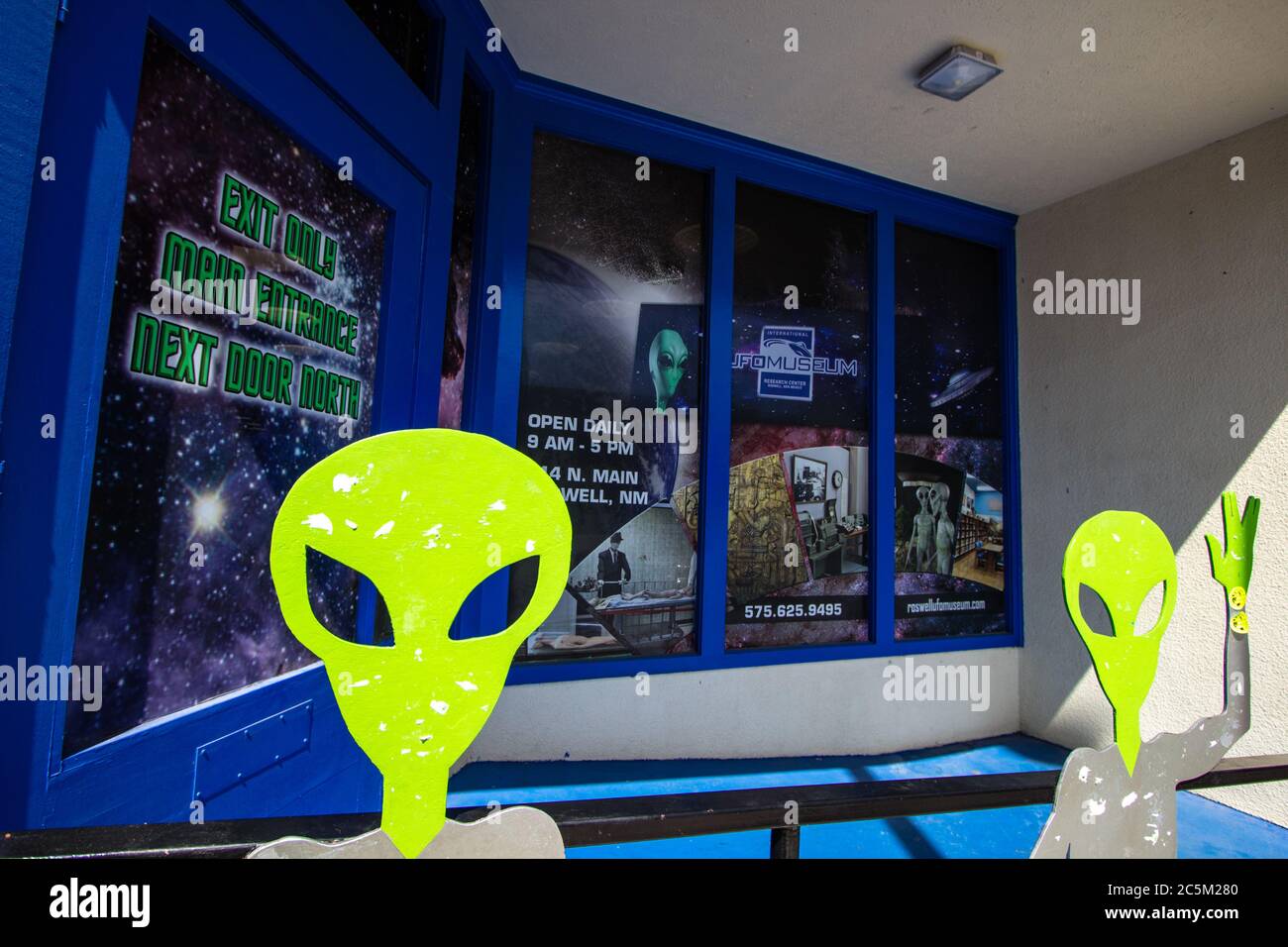 Roswell, New Mexico, USA - 28 aprile 2019: Un piccolo alieno extraterrestre verde saluta i visitatori del centro di Roswell, New Mexico. Foto Stock