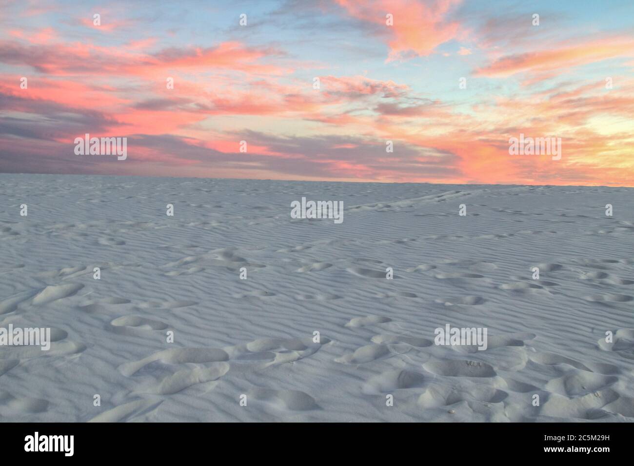 Tramonto sulle dune di sabbia nel deserto. Tramonto sulle dune di gesso alle White Sands del New Mexico Foto Stock