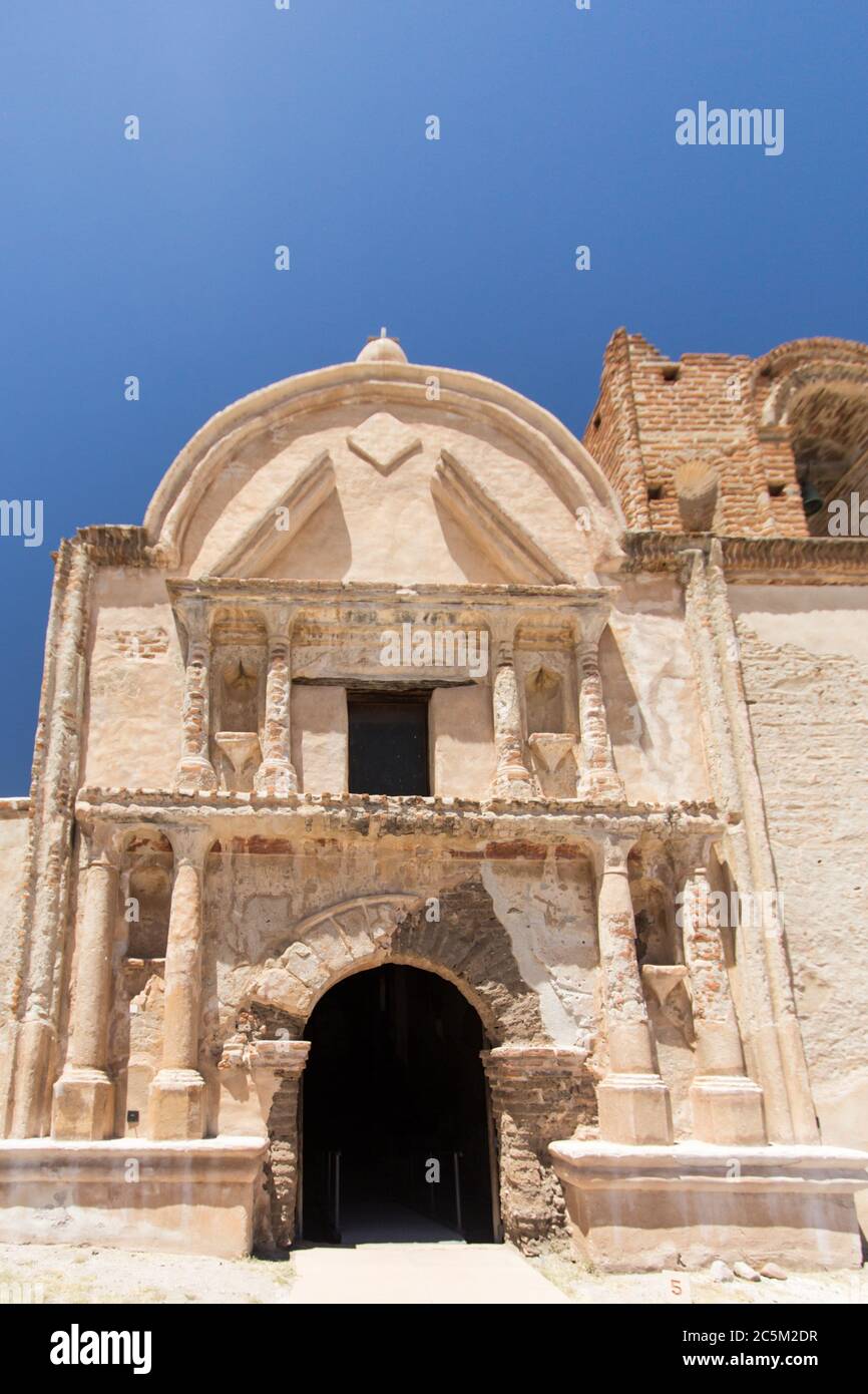Esterno della missione di Tumacacori in Arizona in stile spagnolo. L'edificio storico è oggi il fulcro del Parco Nazionale storico di Tumacori Foto Stock