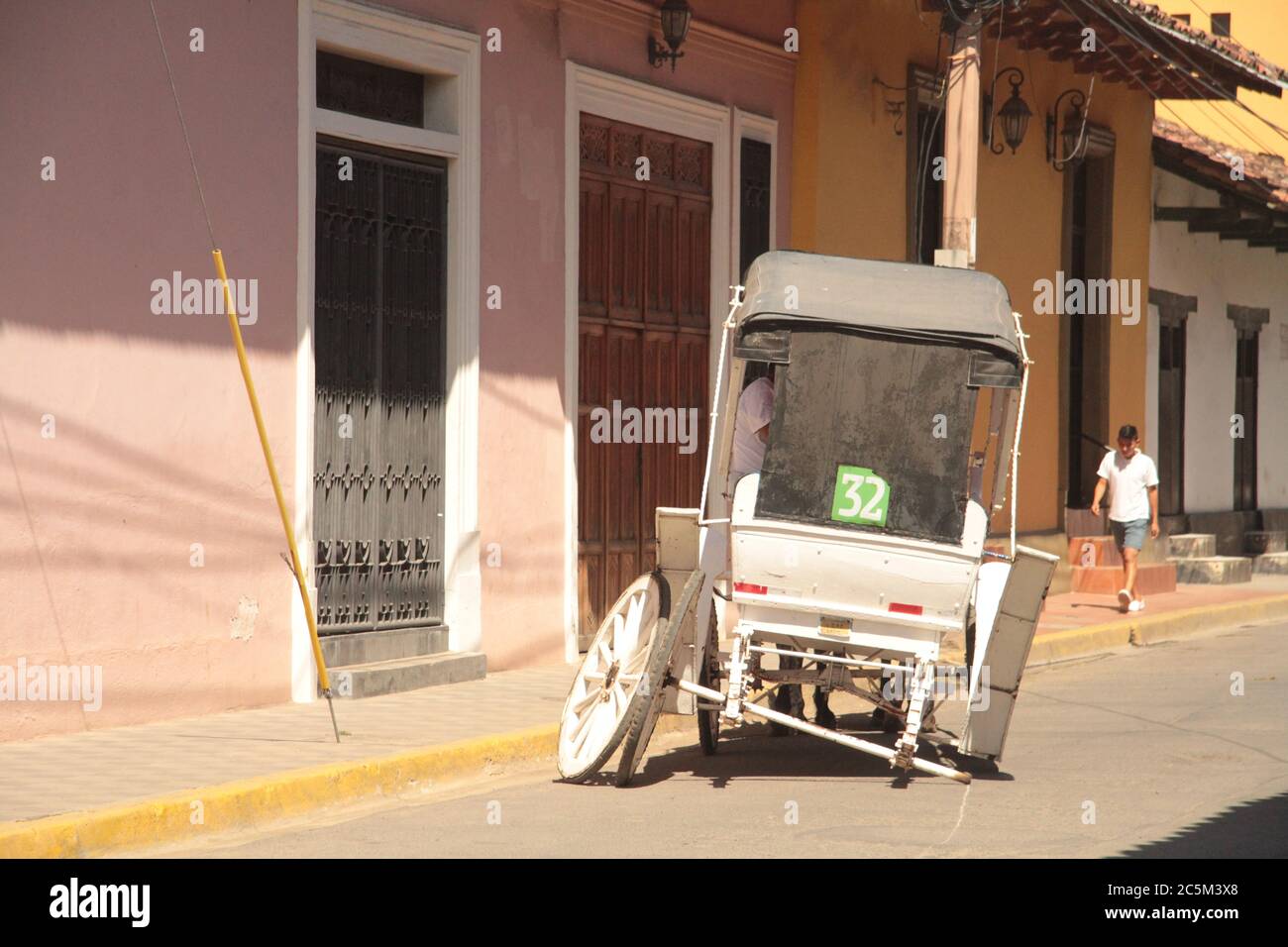 Carrello trainato da cavalli rotto in strada a Granada, Nicaragua Foto Stock