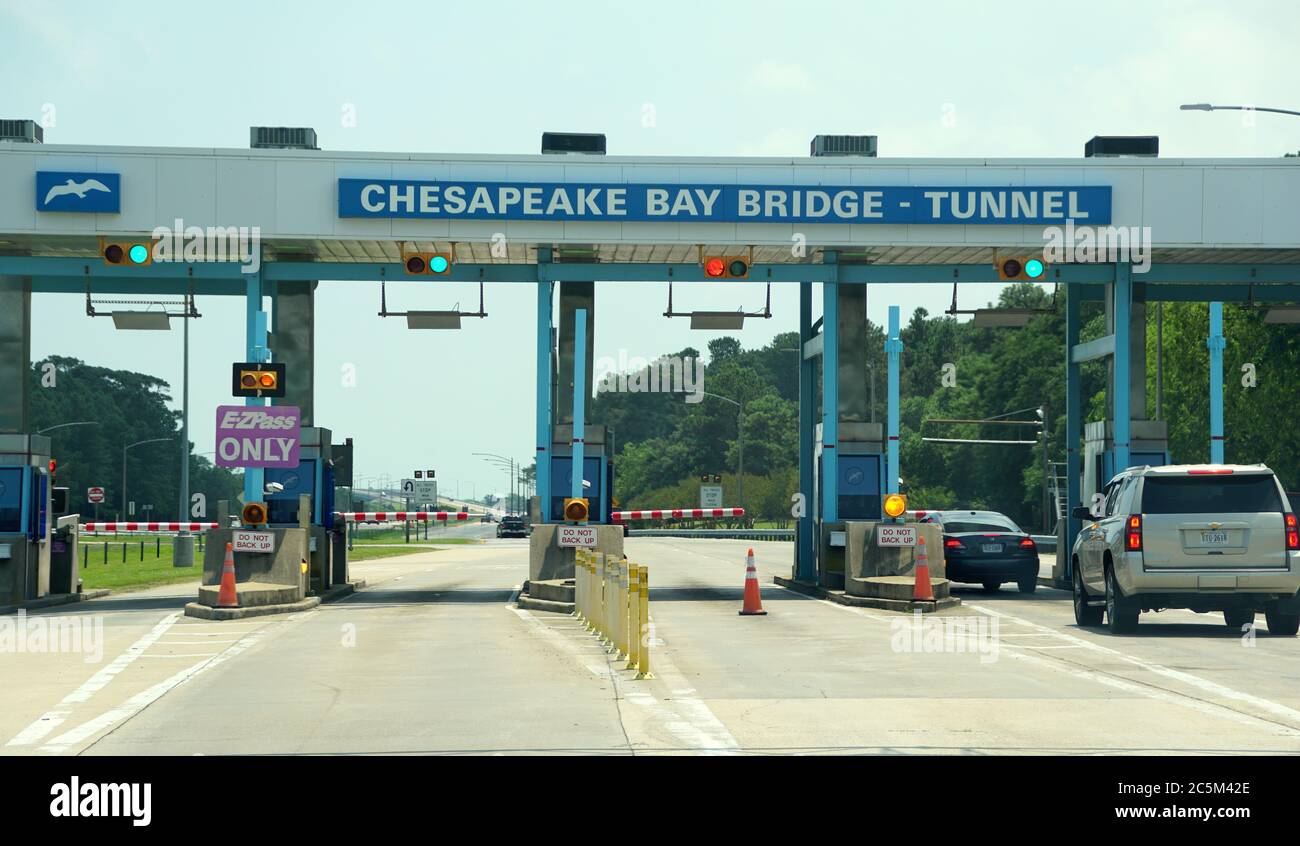 Virginia, U.S.A - 29 giugno 2020 - l'entrata a pedaggio per il Chesapeake Bay Bridge Tunnel Foto Stock