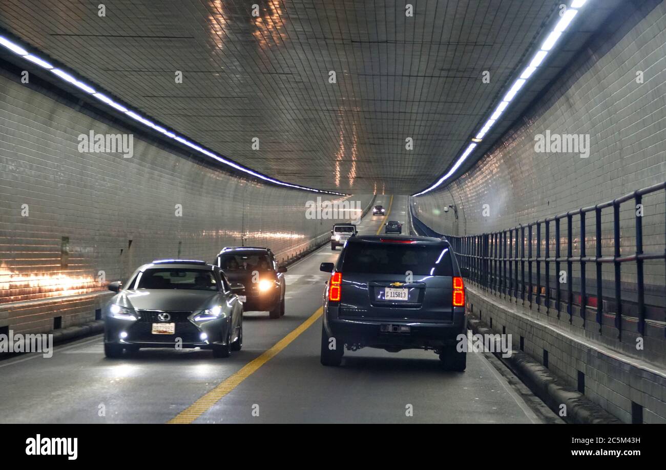 Virginia, U.S.A - 29 giugno 2020 - il traffico all'interno del Chesapeake Bay Bridge Tunnel Foto Stock