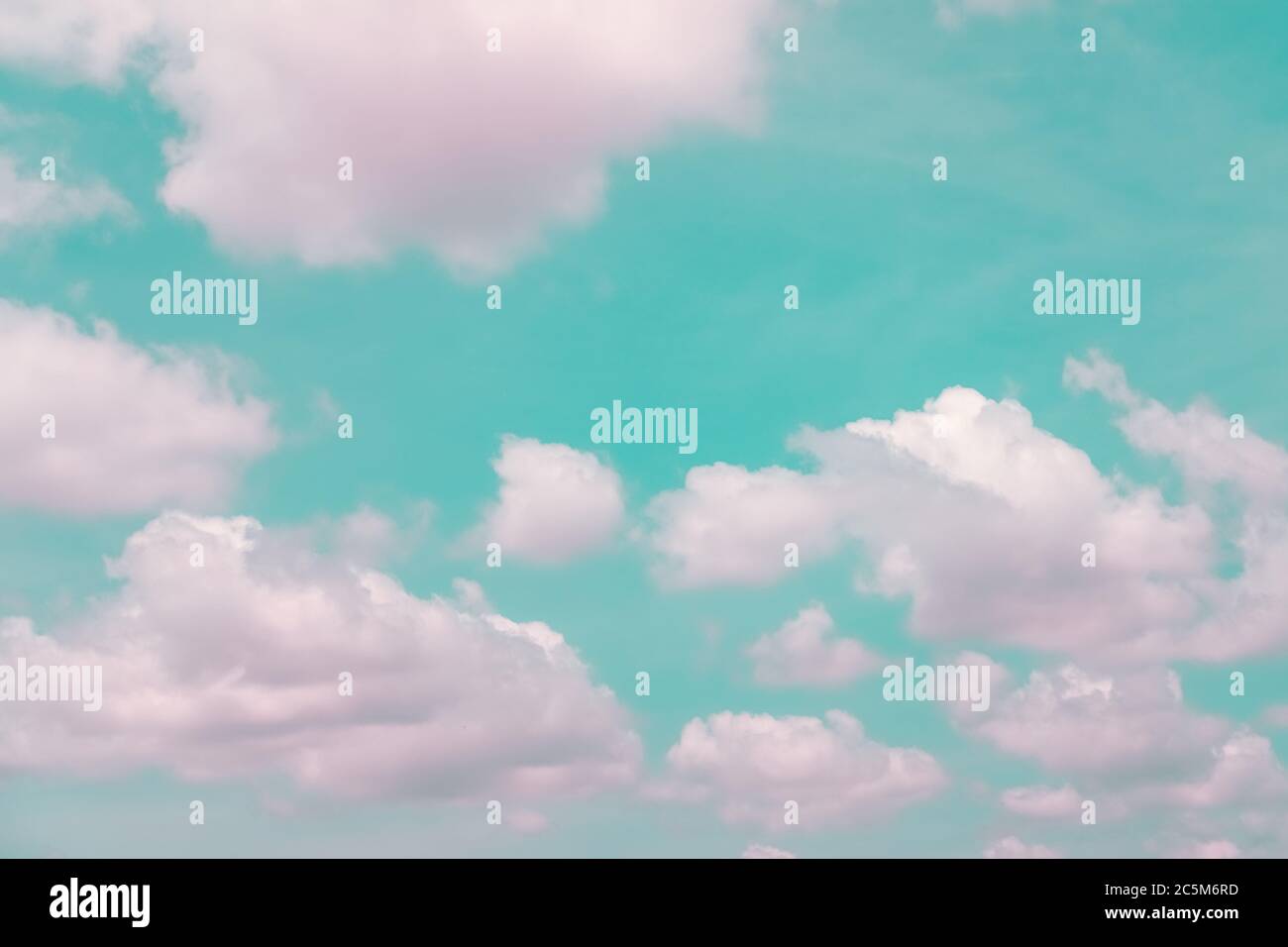 Copia spazio estate cielo blu e bianco rosa pastello hilight nuvola astratto sfondo minimo. Foto Stock