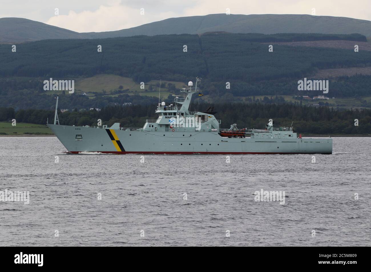 MPV Hirta, una nave per la protezione della pesca gestita dalla Marine Scotland, che passa da Greenock mentre si dirige verso le acque della Scozia. Foto Stock