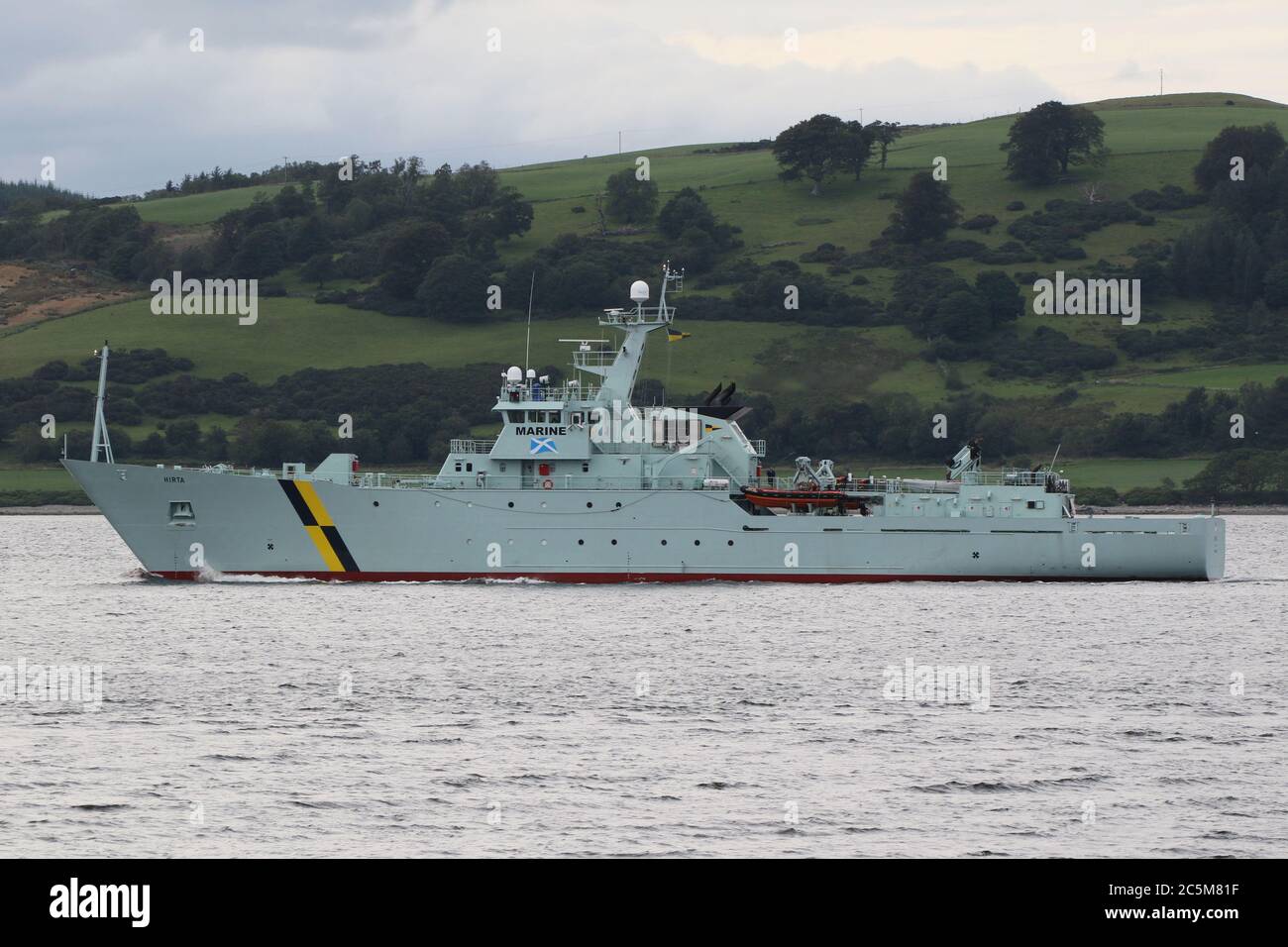 MPV Hirta, una nave per la protezione della pesca gestita dalla Marine Scotland, che passa da Greenock mentre si dirige verso le acque della Scozia. Foto Stock