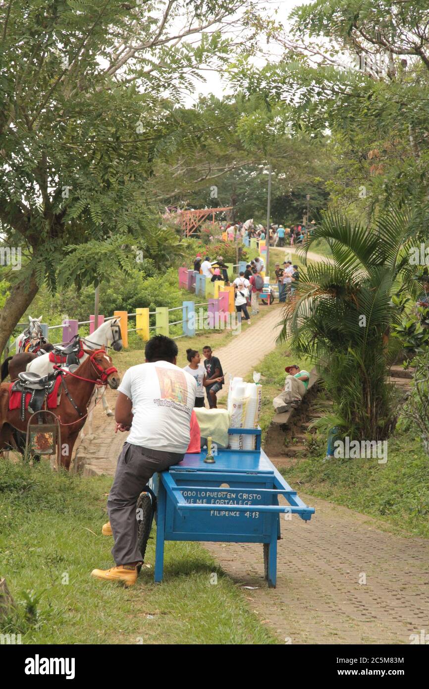 In attesa di affari, venditore nel parco, Nicaragua Foto Stock