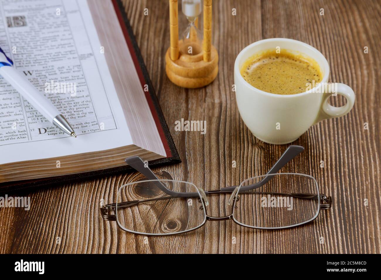 CHICAGO il US 01 LUGLIO 2020: Bibbia con occhiali uno studio personale della Sacra Bibbia con una tazza di caffè Foto Stock