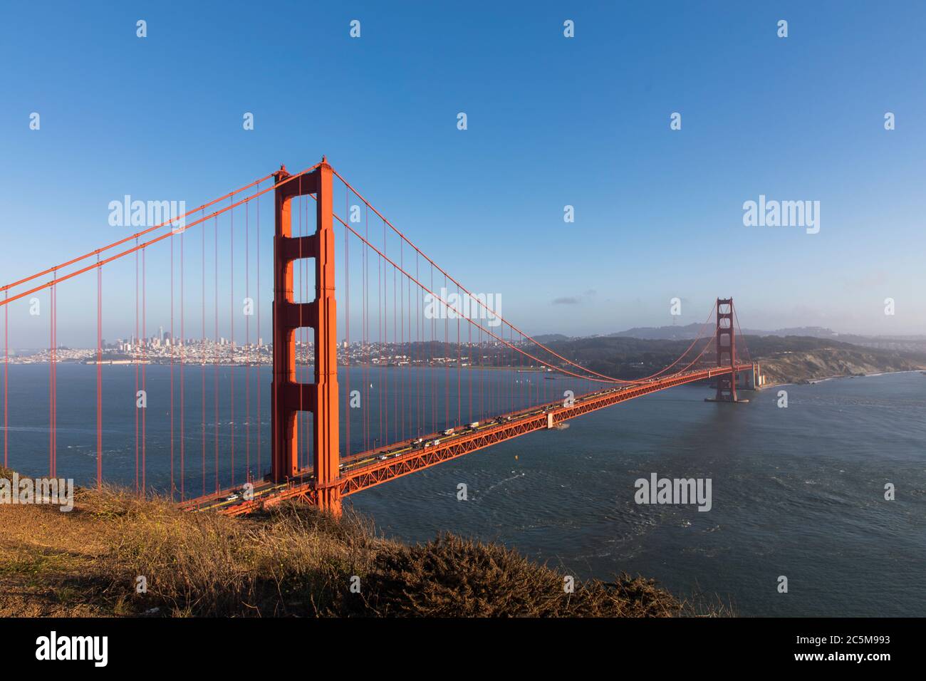 Vista panoramica completa del Golden Gate Bridge dal Golden Gate Bridge Vista Point vicino a Ridge Battery in una splendida giornata di sole. Foto Stock