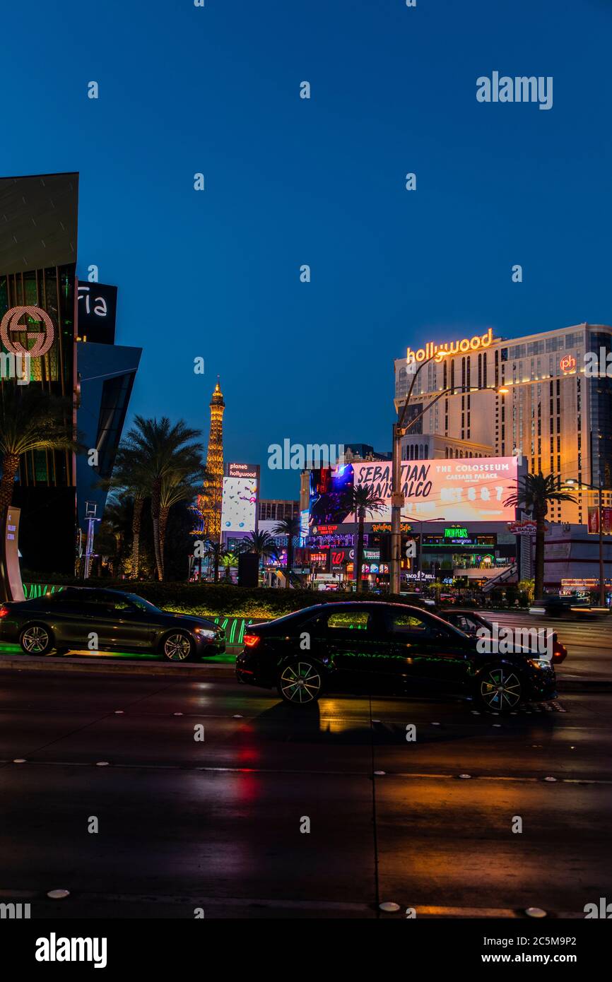 La famosa Strip di Las Vegas - l'Hollywood Hotel e l'Hotel di Parigi di notte Foto Stock