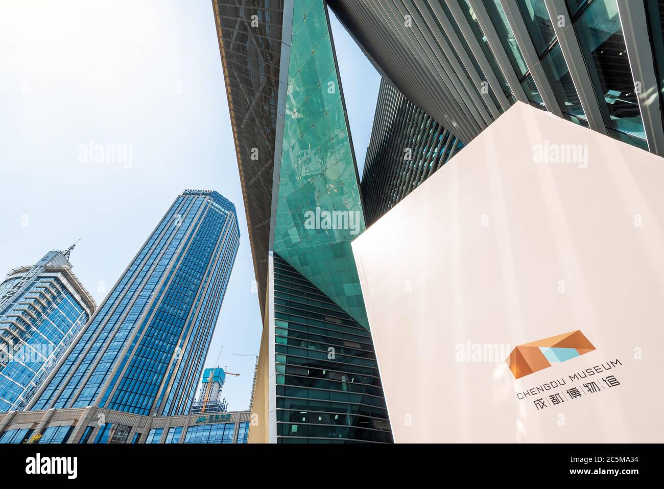 Chengdu, provincia di Sichuan, Cina - 2 luglio 2020: Museo Chengdu facciata in espansione contro il cielo blu vicino a piazza Tianfu nel centro della città. Foto Stock