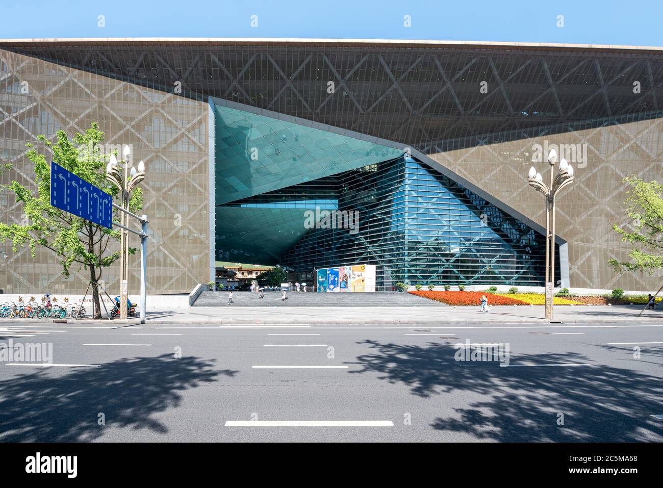 Chengdu, provincia di Sichuan, Cina - 2 luglio 2020: Museo Chengdu facciata in espansione contro il cielo blu vicino a piazza Tianfu nel centro della città. Foto Stock