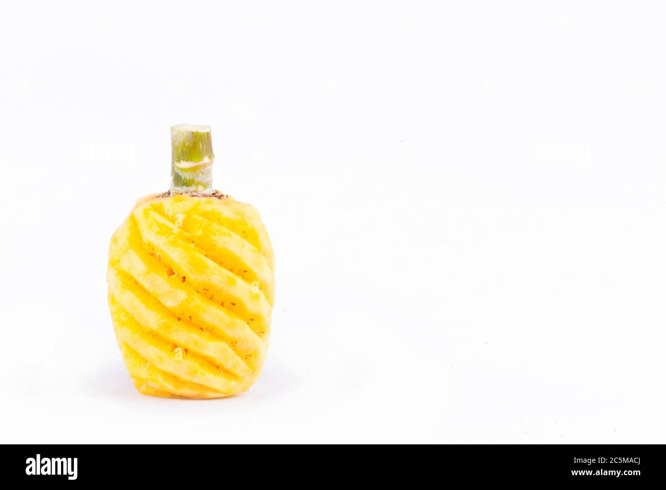 ananas sbucciato giallo su fondo bianco sano cibo di frutta di ananas isolato Foto Stock
