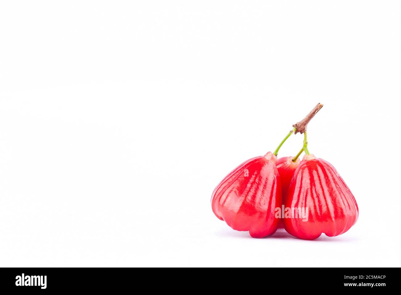mela rosa rossa matura su sfondo bianco sano rosa mela frutta isolato cibo Foto Stock