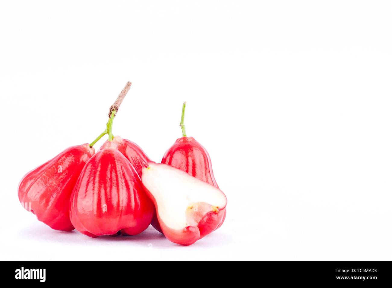 mela rosa rossa o frutta campana su sfondo bianco sano rosa mela frutta isolato Foto Stock