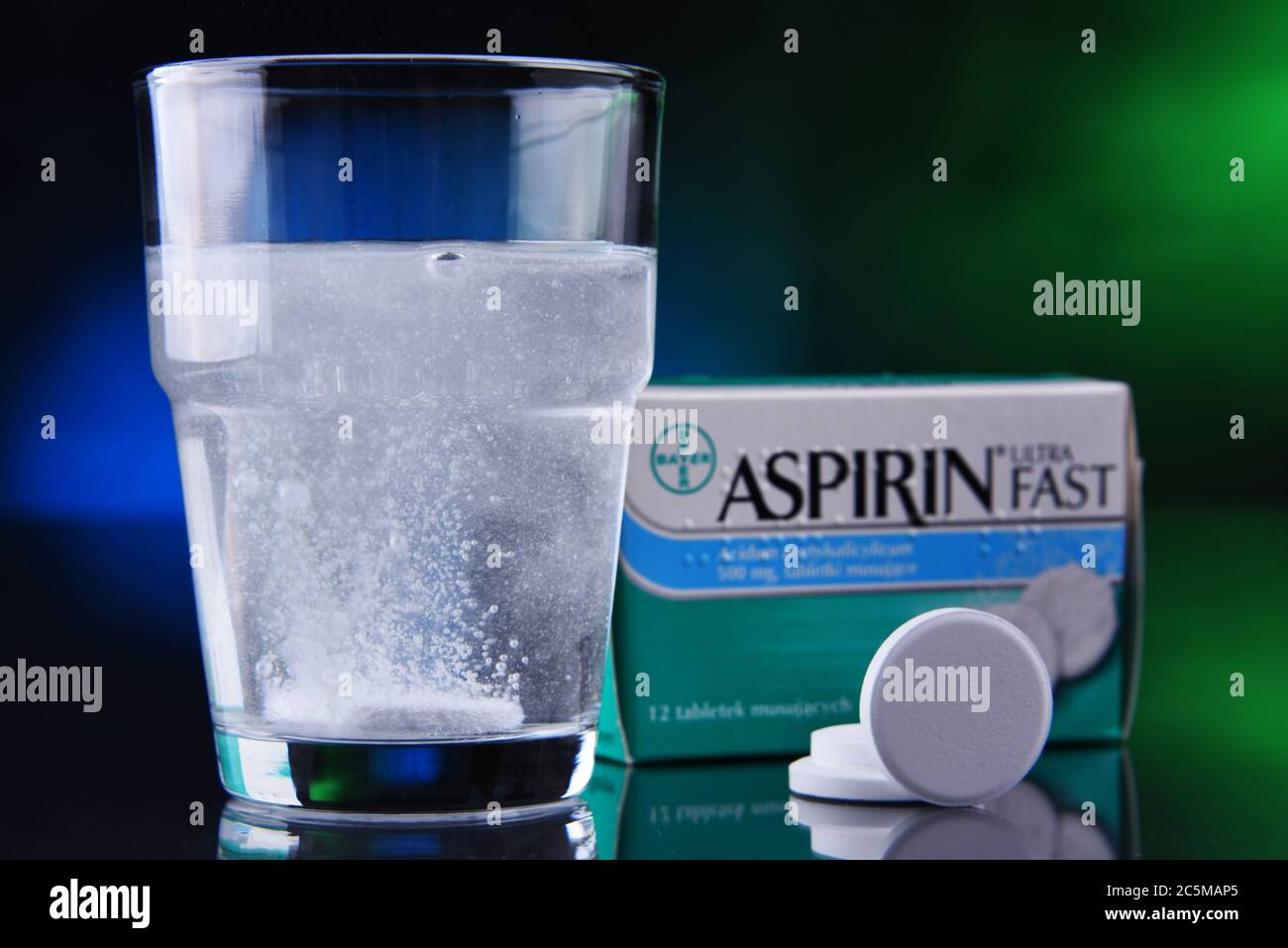 POZNAN, POL - 17 GENNAIO 2020: Confezione di Aspirina, marca di farmaci popolari, il primo e più noto prodotto di Bayer, multinazionale farmaceutica tedesca Foto Stock