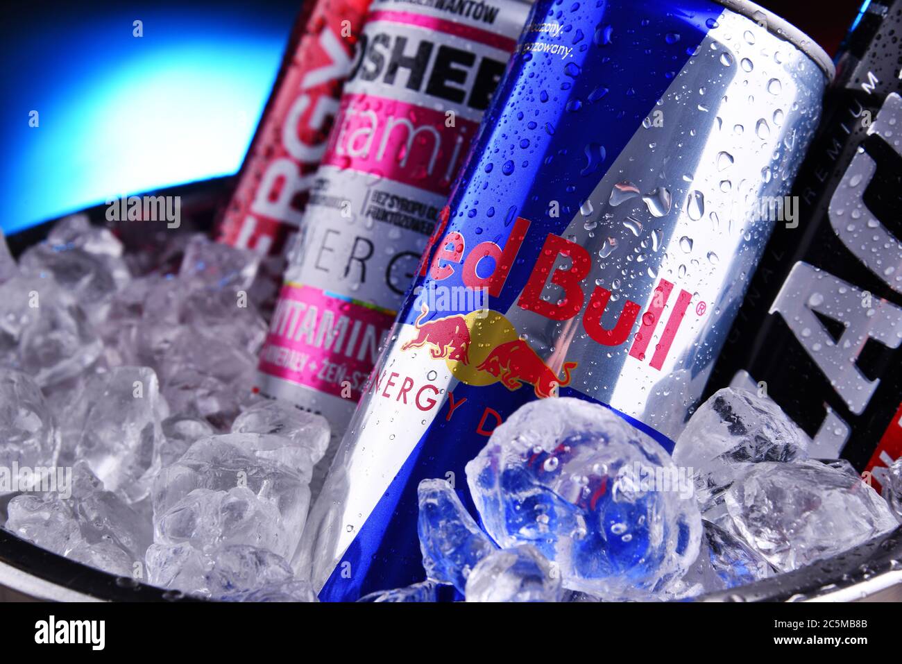 POZNAN, POLONIA - 29 GENNAIO 2020: Lattine di bevande energetiche popolari a livello mondiale, bevande contenenti farmaci stimolanti e commercializzate come fornitura mentale e fisica Foto Stock
