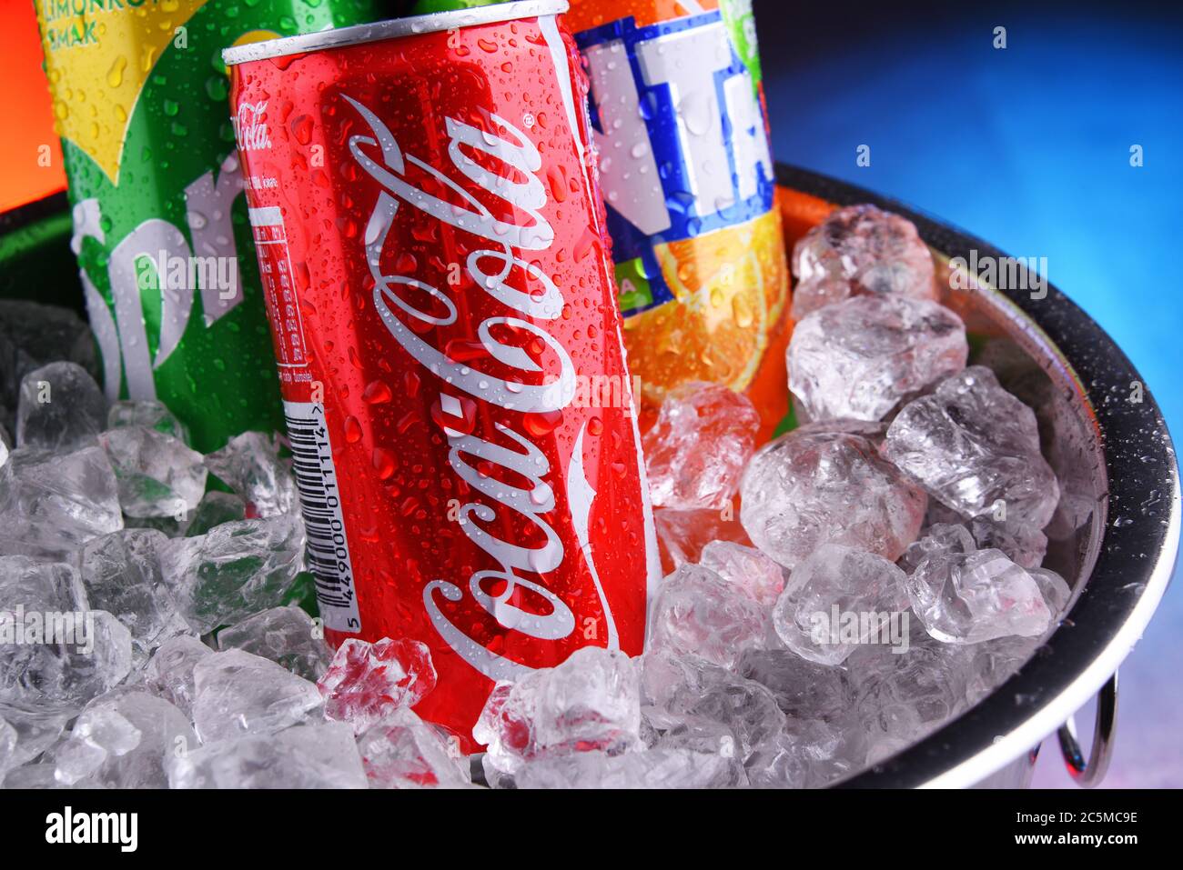POZNAN, POL - 15 MAGGIO 2020: Lattine di Coca Cola, Fanta e Sprite, i marchi di punta della Coca Cola Company, multinazionale americana delle bevande, He Foto Stock