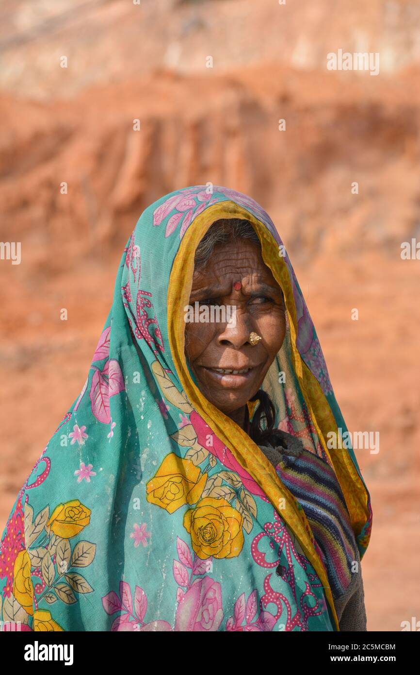 TIKAMGARH, MADHYA PRADESH, INDIA - 09 FEBBRAIO 2020: Un ritratto di vecchia donna indiana non identificata al suo villaggio, una scena rurale indiana. Foto Stock