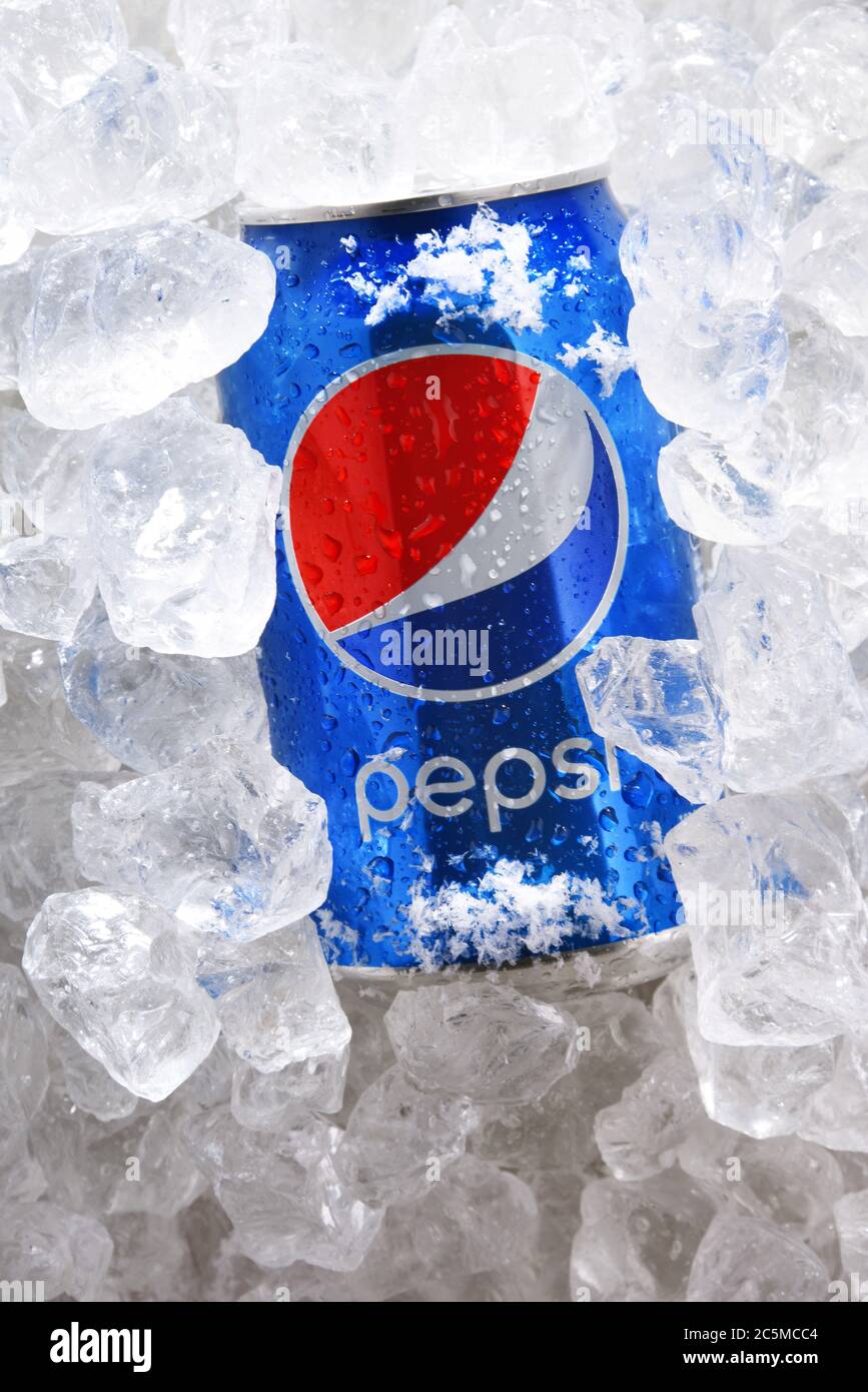 POZNAN, POL - 22 MAGGIO 2020: Lattina di Pepsi, una bevanda analcolica gassata prodotta e prodotta da PepsiCo. La bevanda è stata creata e sviluppata nel 1893 Foto Stock