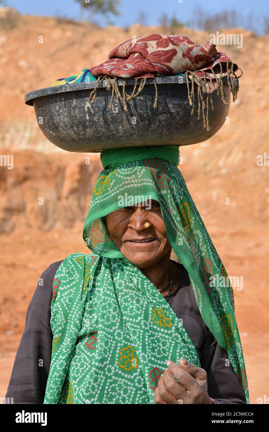 TIKAMGARH, MADHYA PRADESH, INDIA - 09 FEBBRAIO 2020: Un ritratto di vecchia donna indiana non identificata al suo villaggio, una scena rurale indiana. Foto Stock