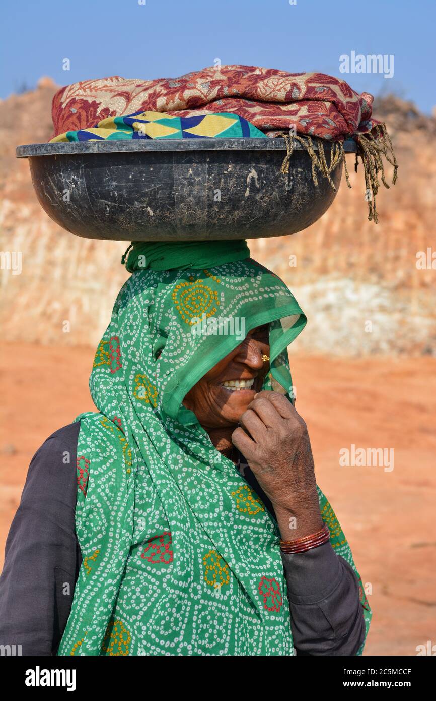 TIKAMGARH, MADHYA PRADESH, INDIA - 09 FEBBRAIO 2020: Un ritratto di vecchia donna indiana non identificata al suo villaggio, una scena rurale indiana. Foto Stock