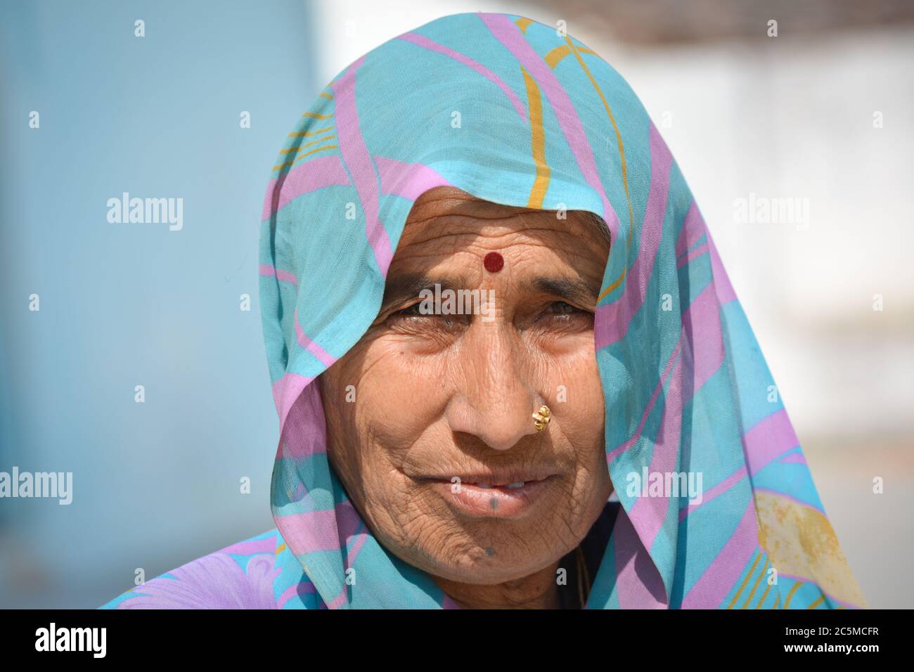TIKAMGARH, MADHYA PRADESH, INDIA - 08 FEBBRAIO 2020: Un ritratto di vecchia donna indiana non identificata al suo villaggio, una scena rurale indiana. Foto Stock