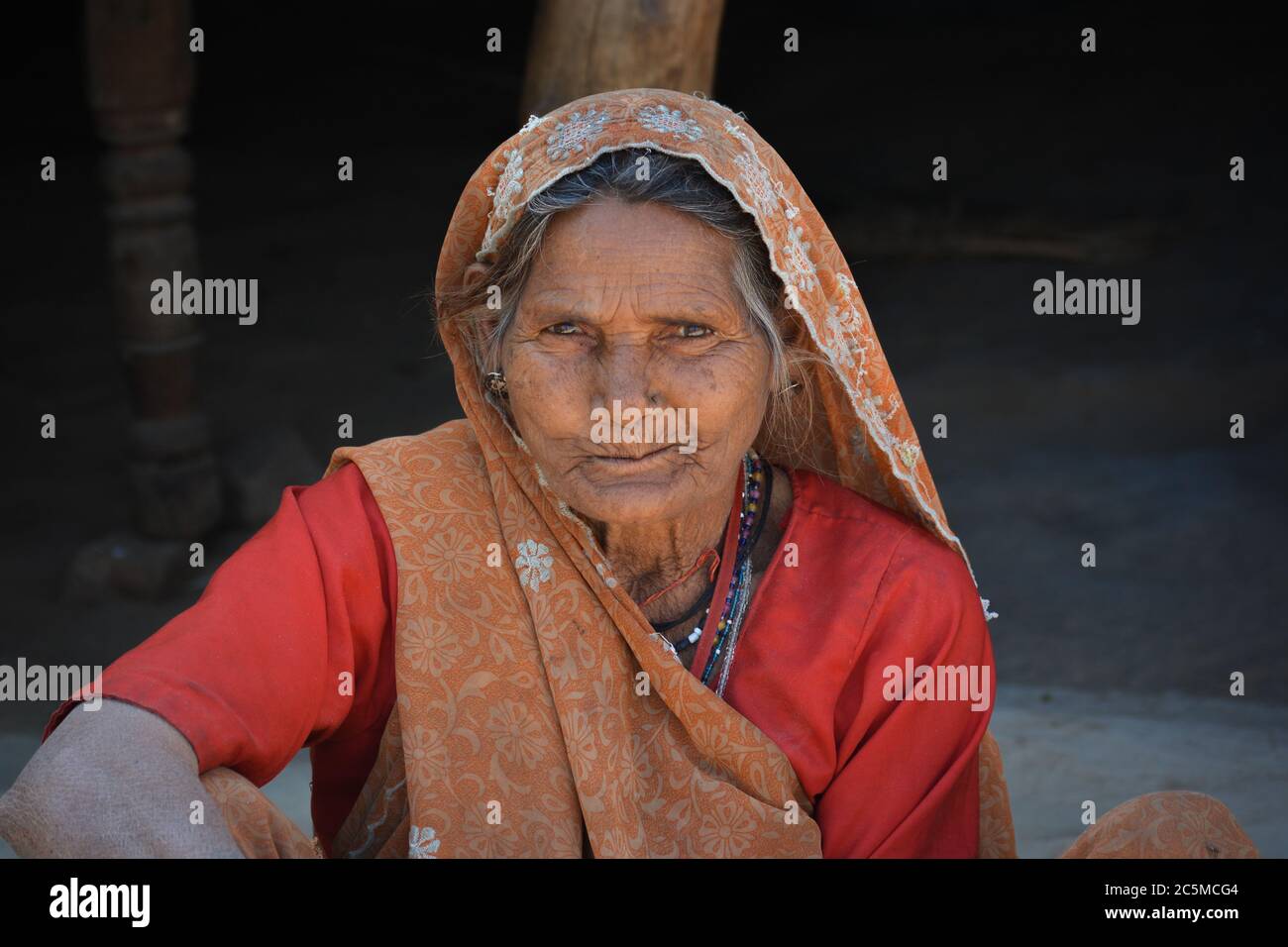 TIKAMGARH, MADHYA PRADESH, INDIA - 03 FEBBRAIO 2020: Ritratto di una vecchia donna indiana al suo villaggio. Foto Stock