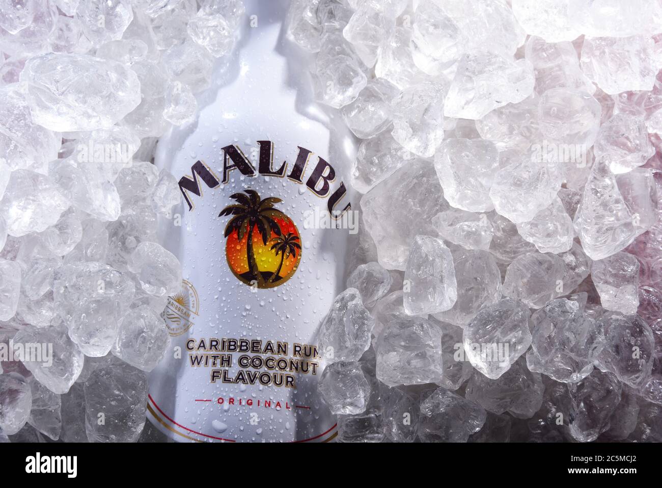 POZNAN, POL - 28 MAGGIO 2020: Bottiglia di rum Malibu, liquore aromatizzato a base di rum, ottenuto con estratto naturale di cocco, prodotto da West Indies Rum Dintile Foto Stock