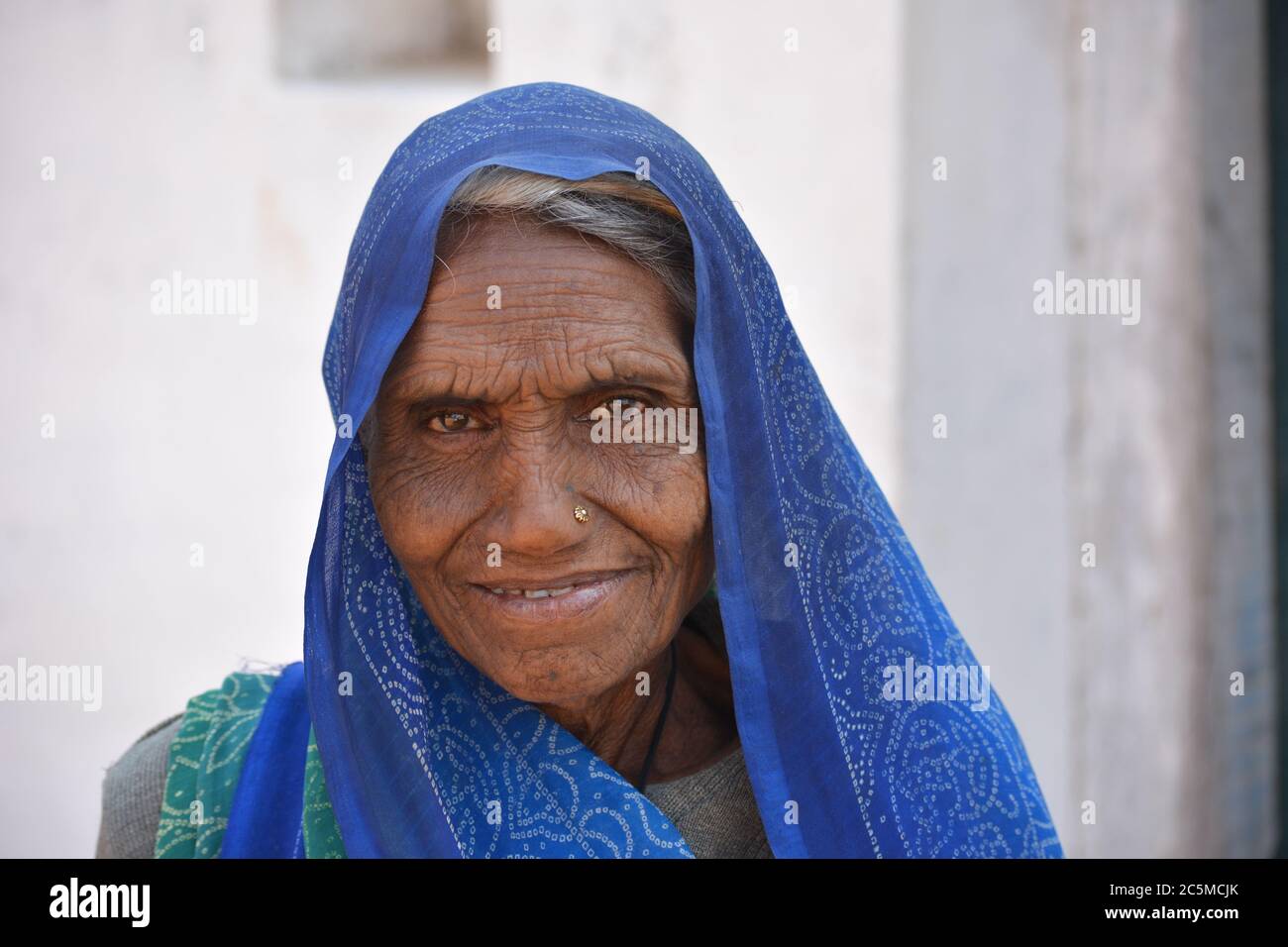 TIKAMGARH, MADHYA PRADESH, INDIA - 08 FEBBRAIO 2020: Ritratto di una vecchia donna indiana al suo villaggio. Foto Stock