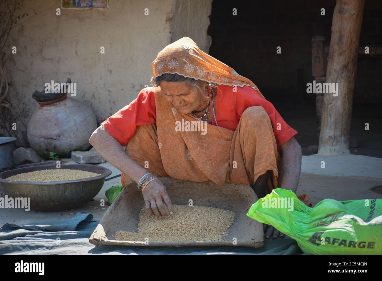 TIKAMGARH, MADHYA PRADESH, INDIA - 03 FEBBRAIO 2020: Una donna anziana in un villaggio indiano. Foto Stock