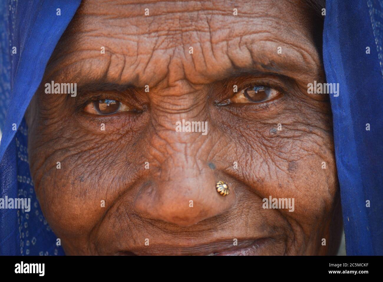 TIKAMGARH, MADHYA PRADESH, INDIA - 08 FEBBRAIO 2020: Primo piano degli occhi di una vecchia donna indiana che guarda alla macchina fotografica. Foto Stock