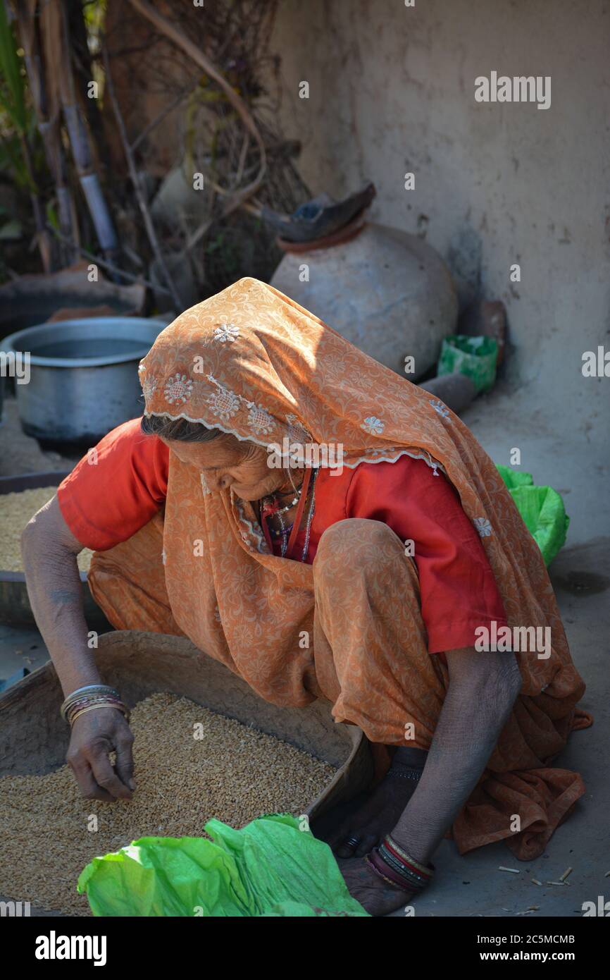 TIKAMGARH, MADHYA PRADESH, INDIA - 03 FEBBRAIO 2020: Una donna anziana in un villaggio indiano. Foto Stock