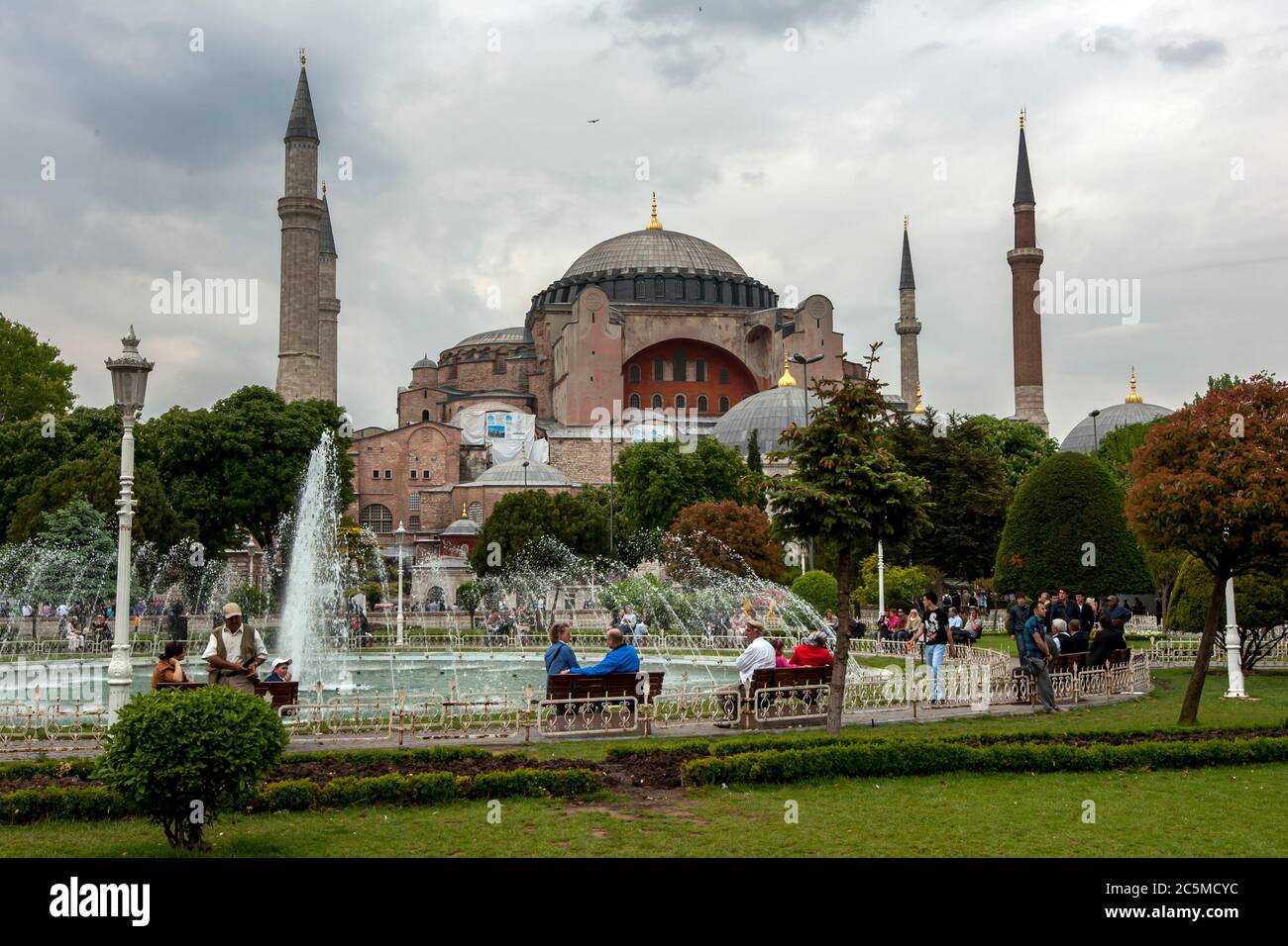 Una vista dal Parco Sultanahmet che guarda verso Aya Sofya (Haghia Sofia) nel quartiere Sultanahmet di Istanbul in Turchia. Foto Stock