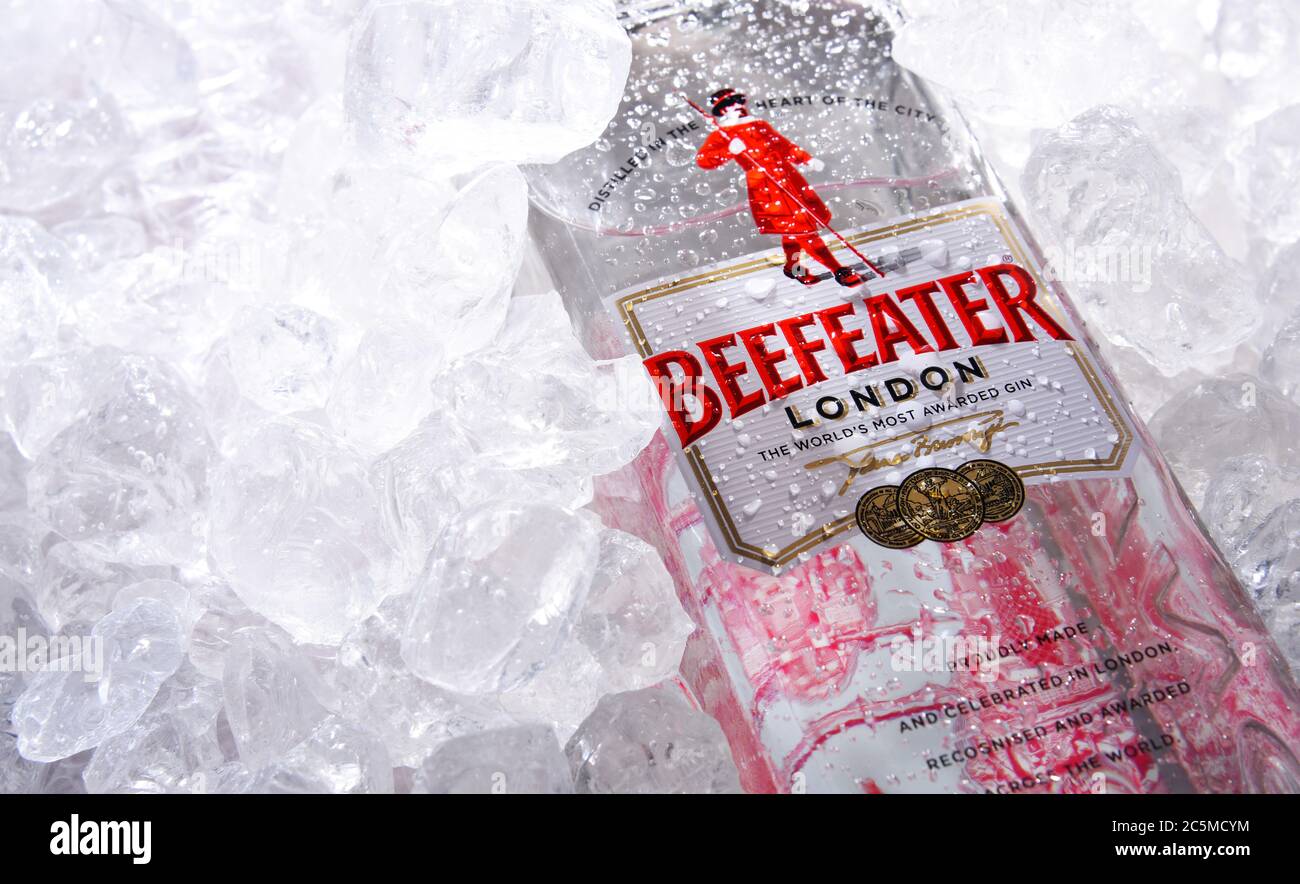 POZNAN, POL - 28 MAGGIO 2020: Bottiglia di Beefeater Gin, un marchio di gin di proprietà di Pernod Ricard e imbottigliato e distribuito nel Regno Unito, dalla società di Ja Foto Stock