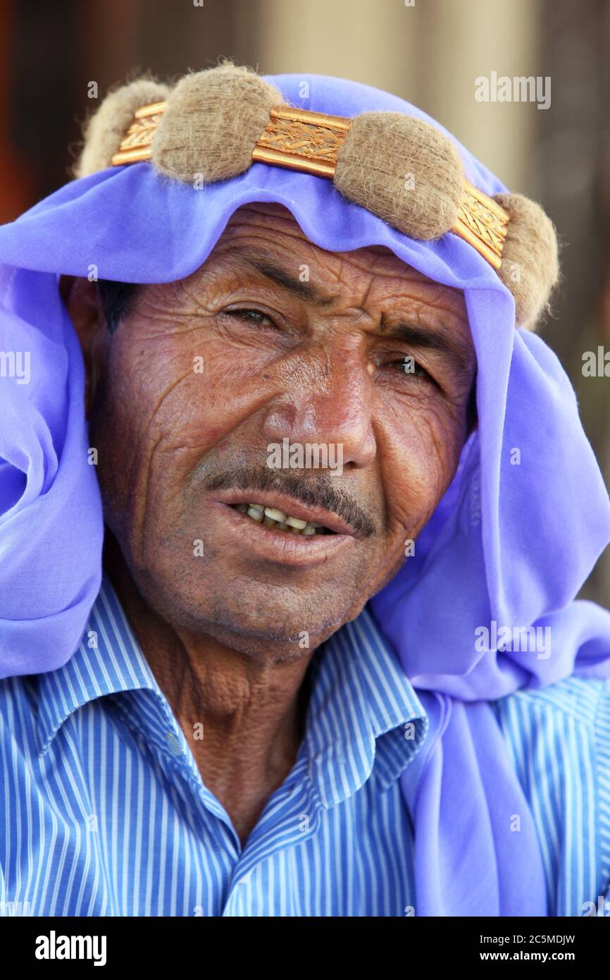 Un uomo di origine araba che indossa un keffiyeh nel villaggio di Harran, nella Turchia orientale. Harran è occupato dal 800 AC. Foto Stock