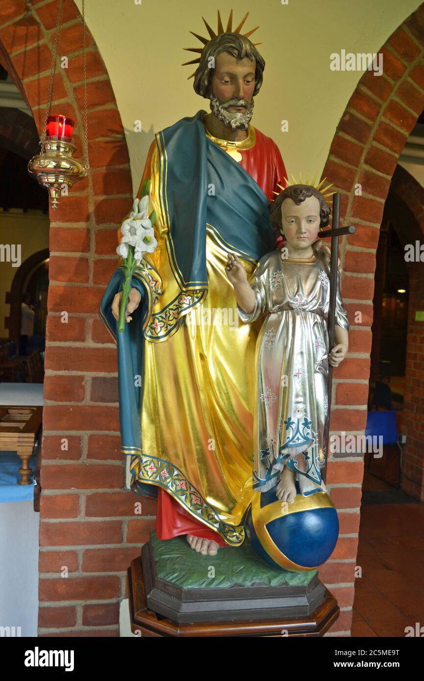 Statua Santa all'interno della chiesa del Santuario di Walsingham, Norfolk, Regno Unito Foto Stock