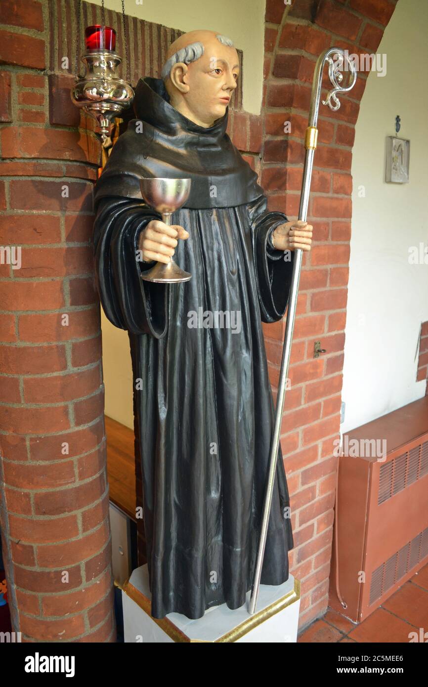 Statua di un monaco all'interno della chiesa del Santuario di Walsingham, Norfolk, Regno Unito Foto Stock