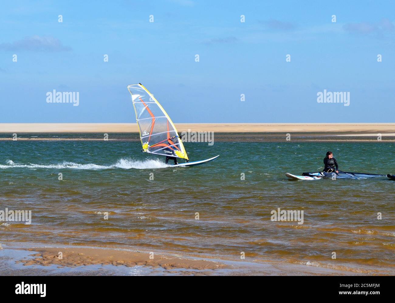 Windsurf sull'estuario che attraversa Wells Next The Sea Beach, Norfolk, Regno Unito Foto Stock