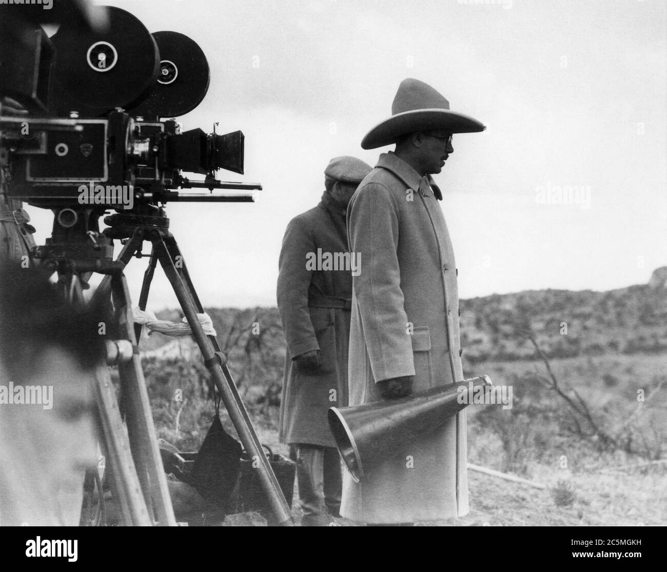 Regista RE VIDOR con megafono e equipaggio con telecamere da 35mm e 70mm filmare BILLY IL BAMBINO 1930 libro Walter Noble Burns Dialogue Laurence Stallings consulente tecnico William S. Hart Metro Goldwyn Mayer Foto Stock