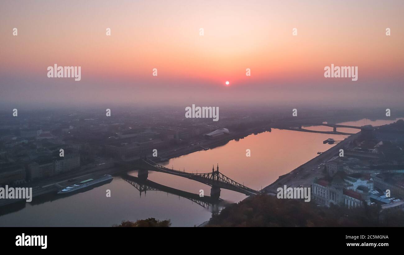 Vista aerea del Ponte della libertà e del Danubio, preso dalla collina di Gellert all'alba nella nebbia a Budapest, Ungheria Foto Stock
